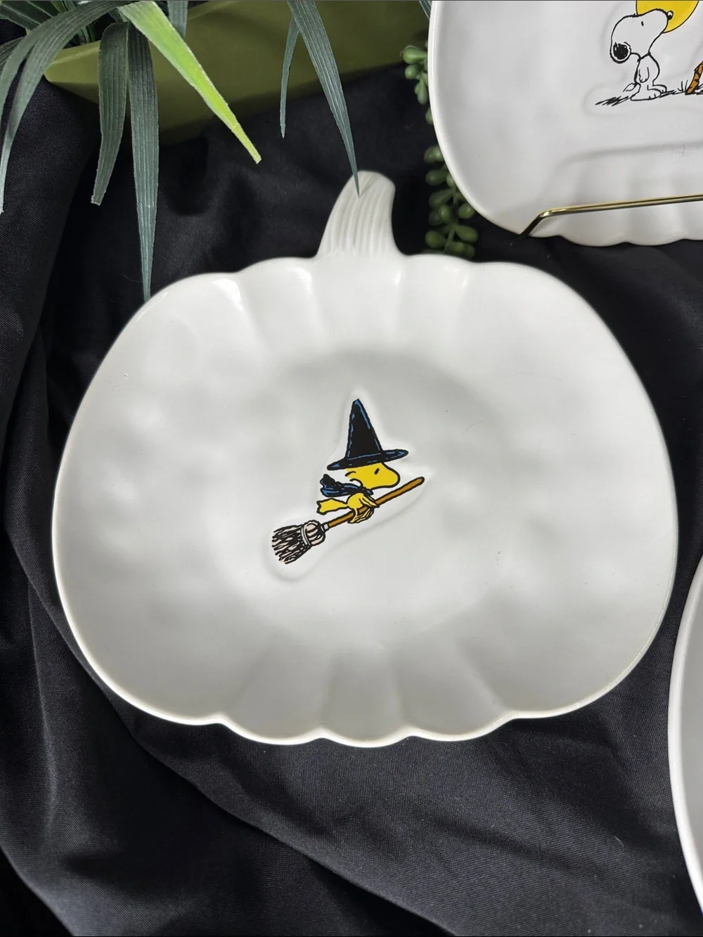 Set of 4 William Sonoma Peanuts Snoopy and the Great Pumpkin Halloween Plates